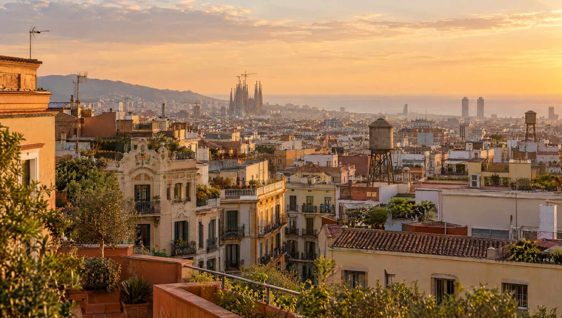 Tejados de Barcelona al atardecer vistos desde una azotea de Gràcia